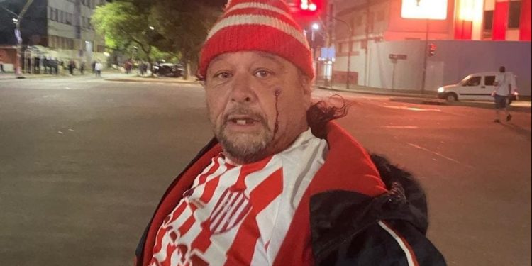 Videos: tremenda gresca entre hinchas de Unión y la policía