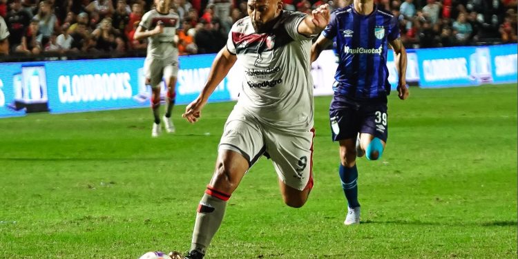 Pipo volvió a cambiar: puso a Wanchope entre los 11 y habría tres variantes