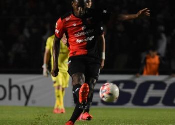 Perlaza asumió la responsabilidad en la igualdad ante Barracas: «Pensé que me iban a cometer falta»