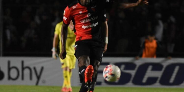 Perlaza asumió la responsabilidad en la igualdad ante Barracas: «Pensé que me iban a cometer falta»