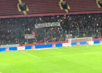 La polémica bandera que se desplegó en la tribuna de Colón