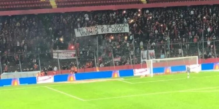 La polémica bandera que se desplegó en la tribuna de Colón