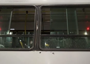 Atacaron a un colectivo de la Línea 5 que transportaba hinchas de Colón