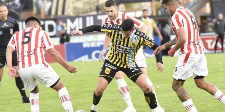 Almirante le ganó a San Martín y no le pierde pisada a Agropecuario