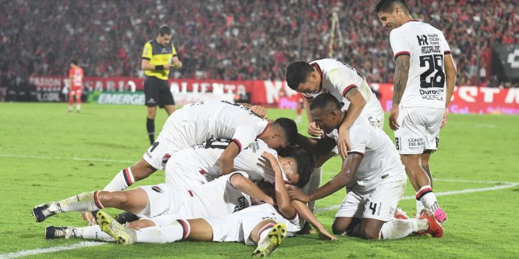 Newells le ganó a un Arsenal casi hundido por el descenso