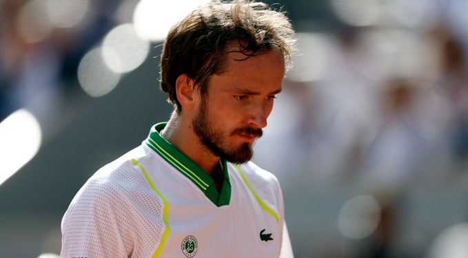 Sorpresiva eliminación de Daniil Medvedev en la primera ronda de Roland Garros