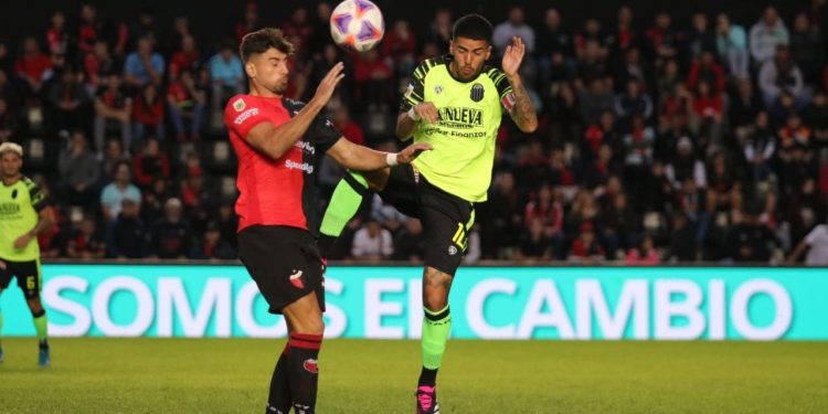 Colón jugó mal y apenas empató con Barracas de local