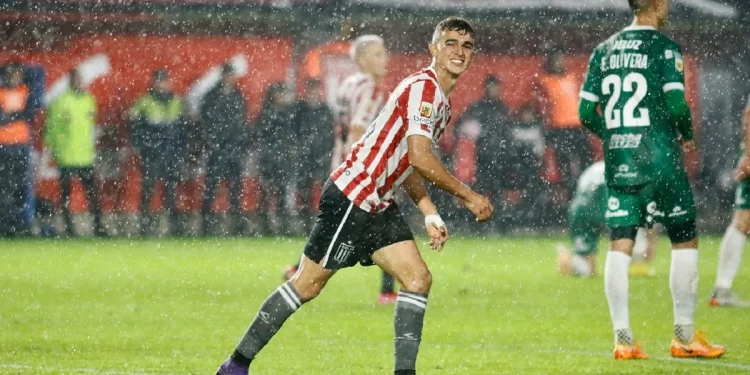 El Estudiantes de Domínguez sigue ganando