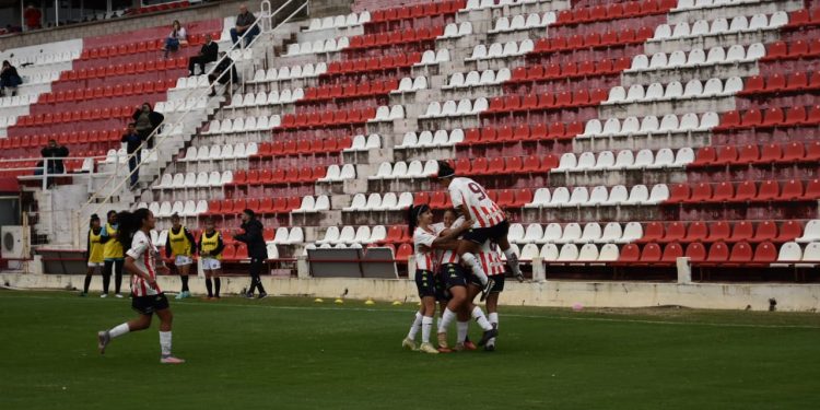 Unión goleó a Chacarita y se prende en la pelea