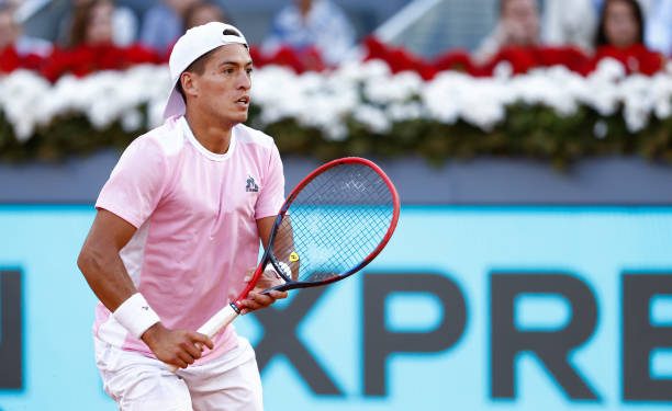 Sebastián Báez le jugó de igual a igual, pero perdió ante Tsitsipas en Madrid