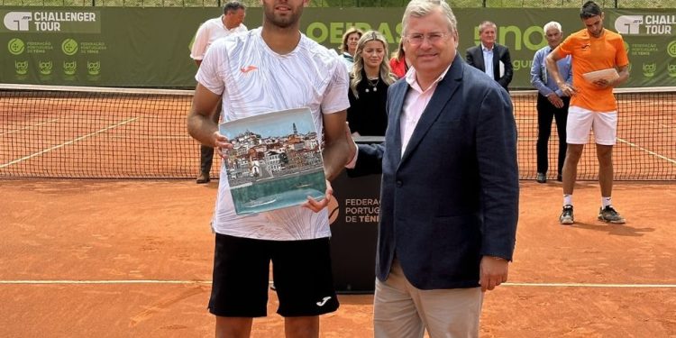Facundo Díaz Acosta se consagró campeón en el Challenger de Oreiras