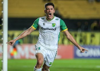 Defensa y Justicia se floreó y goleó a Peñarol en Montevideo