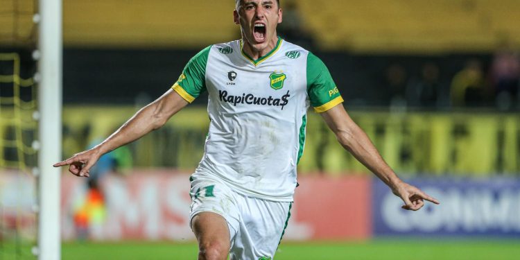 Defensa y Justicia se floreó y goleó a Peñarol en Montevideo