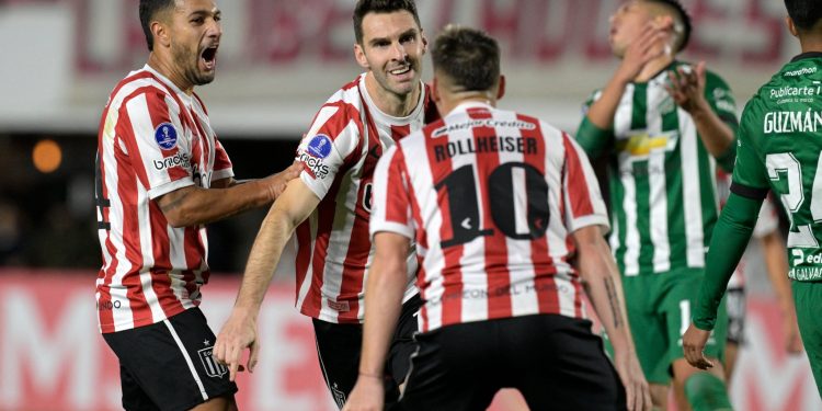 Estudiantes goleó a Oriente Petrolero y jugará los 16vos de la Sudamericana