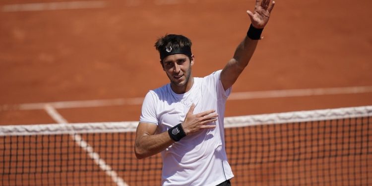 Tomás Etcheverry avanzó a los cuartos de final de Roland Garros
