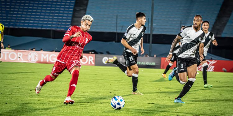 Huracán perdió ante Danubio, quedó complicado en la Sudamericana y aún Battaglia no ganó