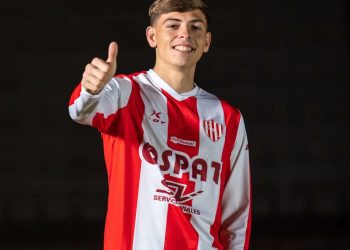 El Tate presentó su camiseta rojiblanca con mangas largas