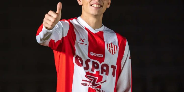 El Tate presentó su camiseta rojiblanca con mangas largas