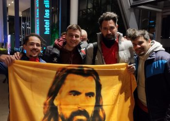 Hinchas de Colón recibieron a Eduardo Domínguez en su llegada a Santa Fe