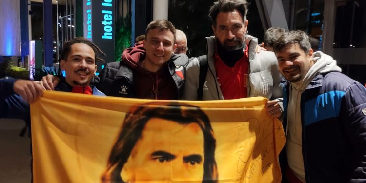 Hinchas de Colón recibieron a Eduardo Domínguez en su llegada a Santa Fe