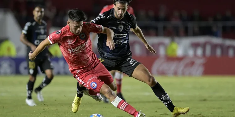 Argentinos visita a Independiente del Valle buscando el primer puesto