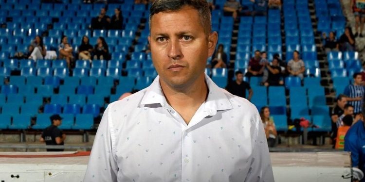 Un entrenador argentino suena como candidato para dirigir en Leeds