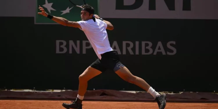 El platense Etcheverry pasó a tercera ronda de Roland Garros