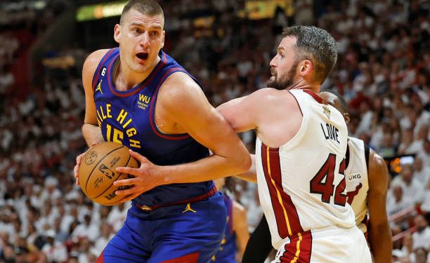 Los Nuggets se quedaron con el tercer juego ante Miami