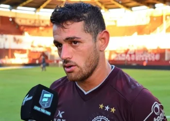 Tras ser denunciado por violencia de género, Lanús «licenció» a Lautaro Acosta y no juega ante Unión