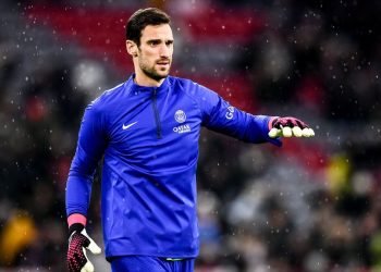 El arquero de PSG, Sergio Rico, salió del coma inducido
