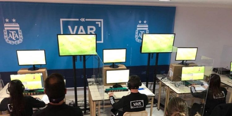 Se completaron las ternas arbitrales de los partidos de Colón y Unión con las autoridades del VAR