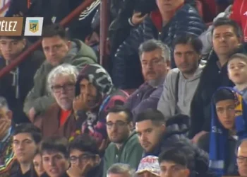 El enojo de los hinchas de Colón por la presencia de Ábila en Huracán-Vélez