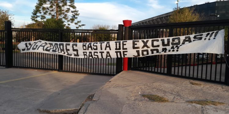 «Basta de joda»: el pasacalles para los jugadores de Colón
