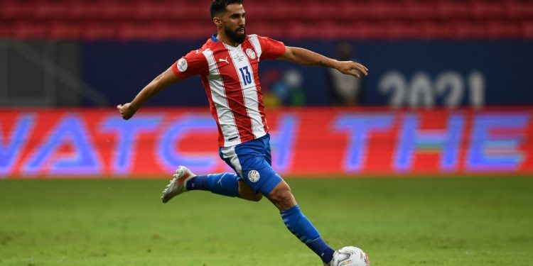 Alberto Espínola, el defensor de la Selección de Paraguay que está a un paso de Colón