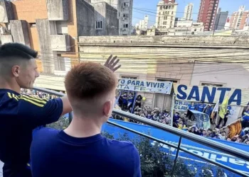 El plantel de Boca en Santa Fe: Gran recibimiento de los hinchas