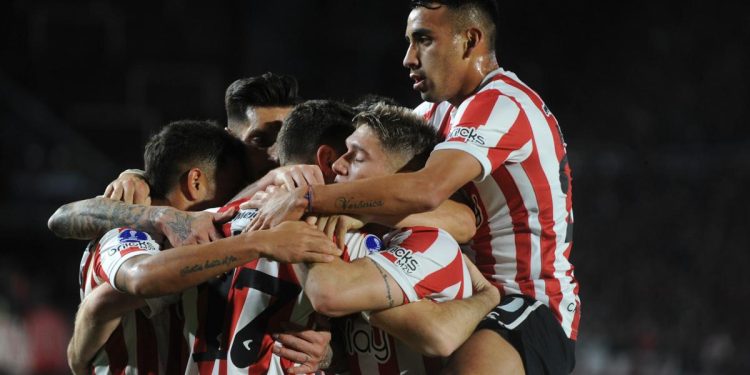 Estudiantes se enfrenta a Barcelona de Guayaquil con el objetivo de continuar en la Copa Sudamericana