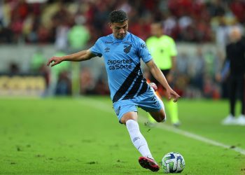 Esquivel debutó en Brasil ante Flamengo y ganó elogios de la prensa local