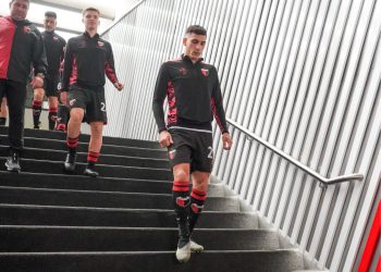 Boca busca un lateral derecho y Meza es una de las alternativas que considera