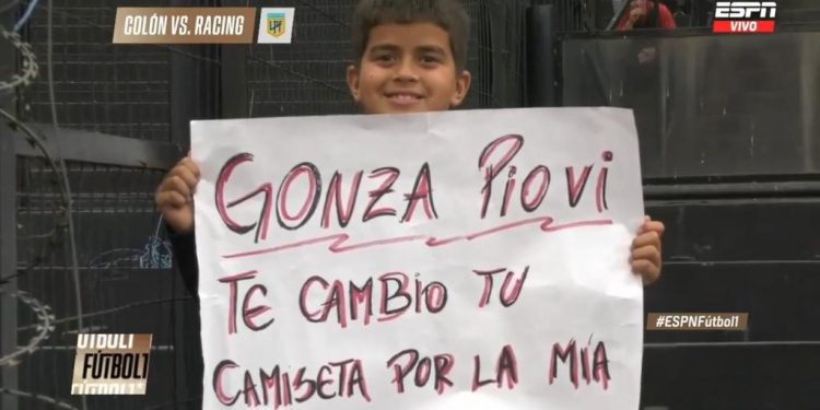 Piovi aceptó cambiar su camiseta por una de… ¡Argentino de San Carlos!