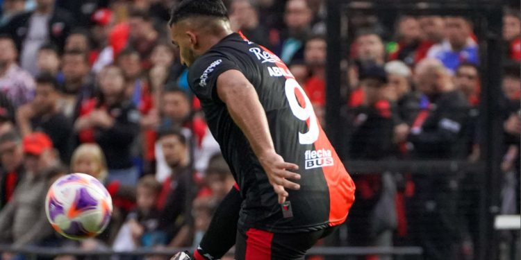 Colón le hizo saber a Independiente cuánto tendría que depositar para llevarse a Ábila