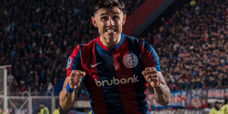 Adam Bareiro le contestó a Lucho Suárez tras felicitarlo por el gol ante San Pablo