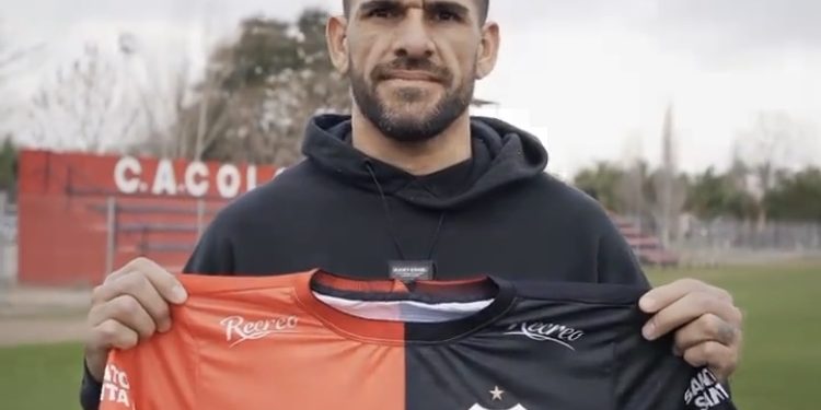 Javier Toledo ya luce la camiseta de Colón