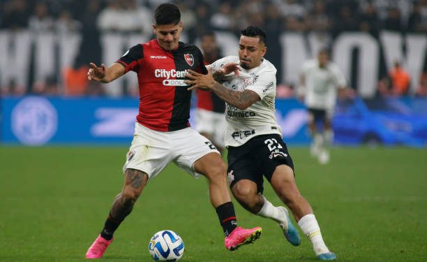 Una de cal y una de arena: victoria de Defensa y derrota de Newells en la Copa Sudamericana