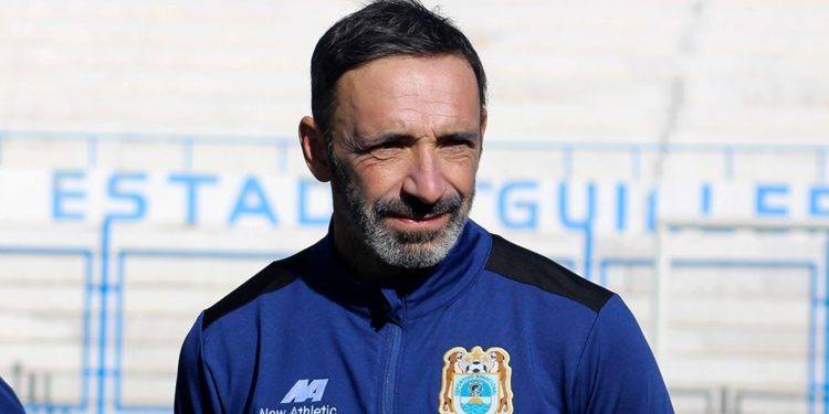 En menos de 24 horas, Azconzábal fue despedido de un equipo y contratado por otro