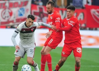 Colón debutó con un triunfo de «seis puntos» ante Independiente