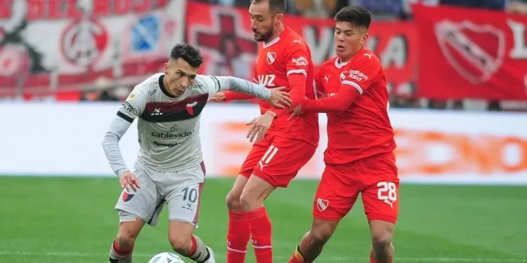 Colón debutó con un triunfo de «seis puntos» ante Independiente