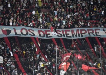 7 barras de Colón quedaron detenidos por robar indumentaria en la previa del partido ante Lanús