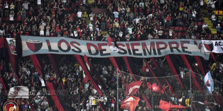 7 barras de Colón quedaron detenidos por robar indumentaria en la previa del partido ante Lanús