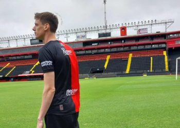 La primera foto del Flaco Conti con la camiseta de Colón