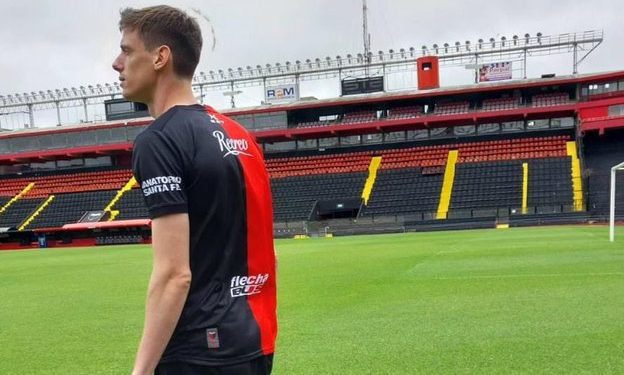 La primera foto del Flaco Conti con la camiseta de Colón